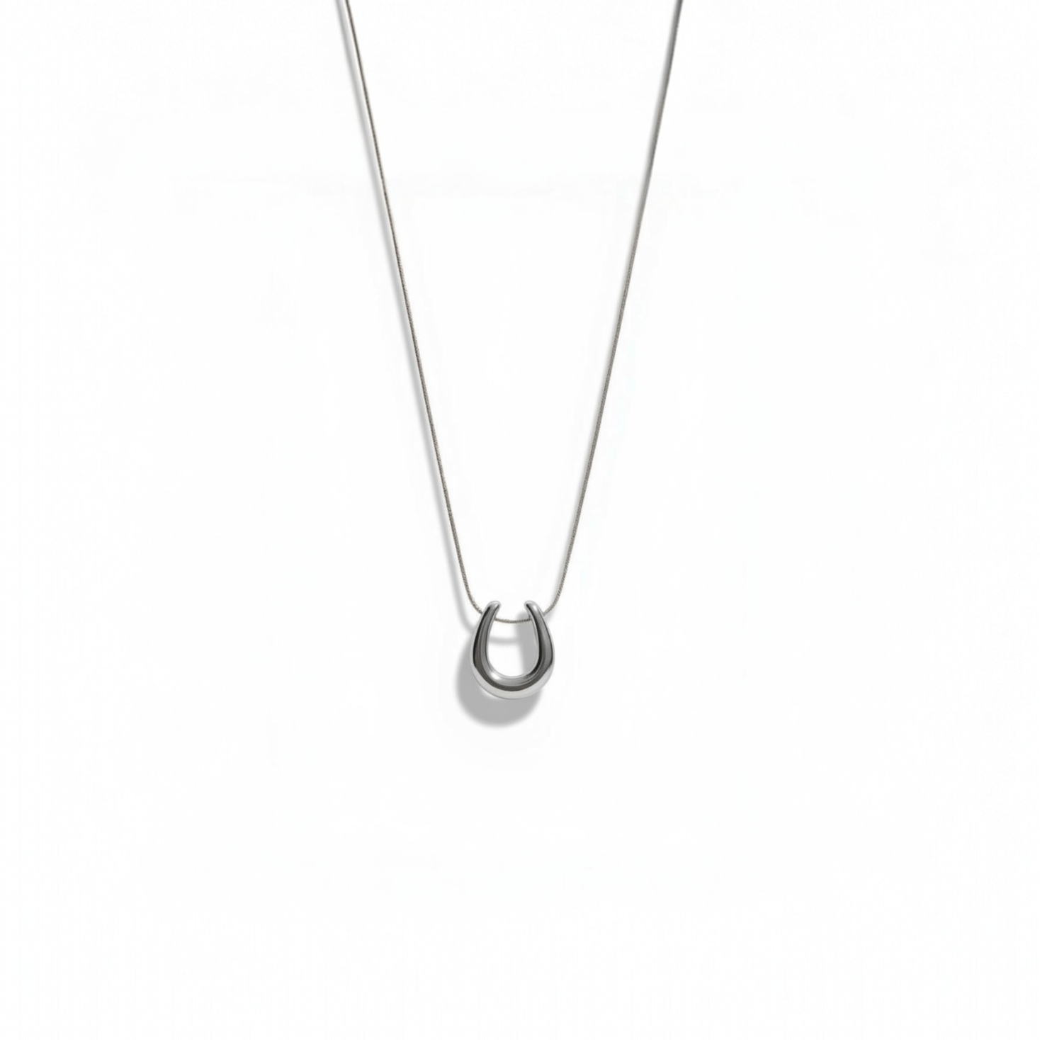 U-shape snake chain necklace – close-up view